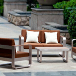 Salon de jardin extérieur avec fauteuils et table basse