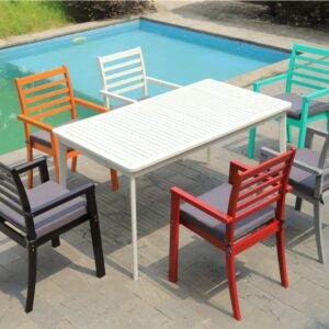 Mobilier extérieur avec table et chaises près d une piscine