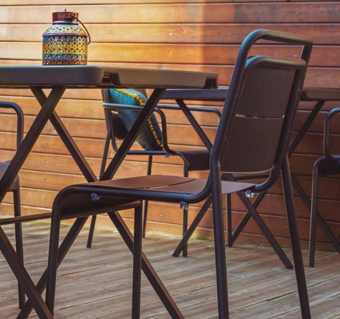 Table et chaises pliantes en extérieur
