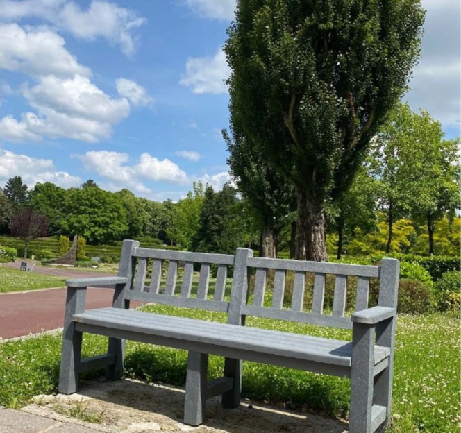Banc de mobilier urbain dans un parc