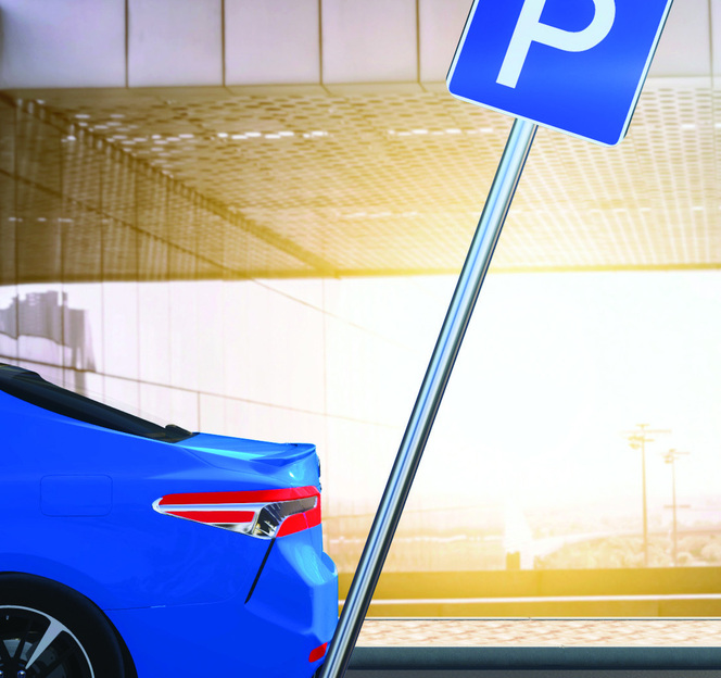 Poteau de signalisation flexible incliné après un choc avec un véhicule