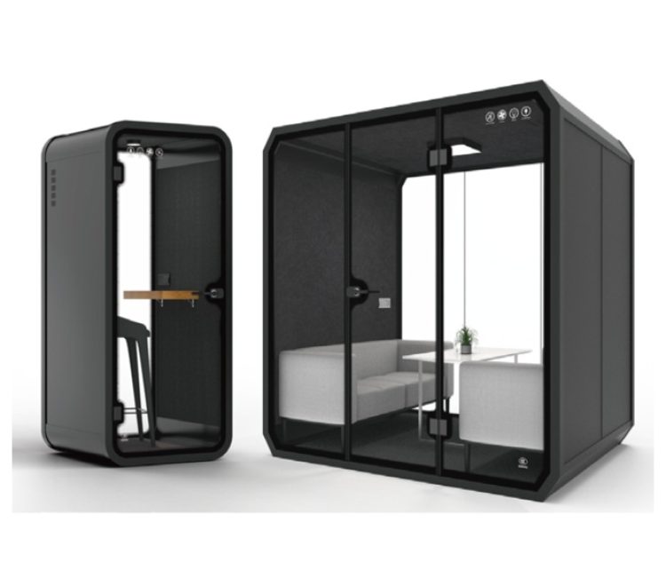 Deux cabines acoustiques fermées noires avec assises et table