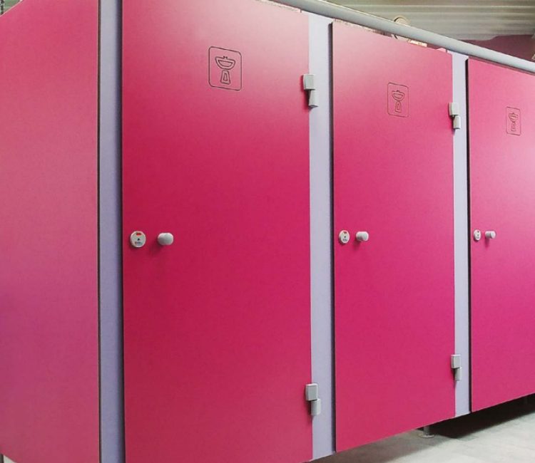 Cabines WC collectives avec portes en stratifié massif roses