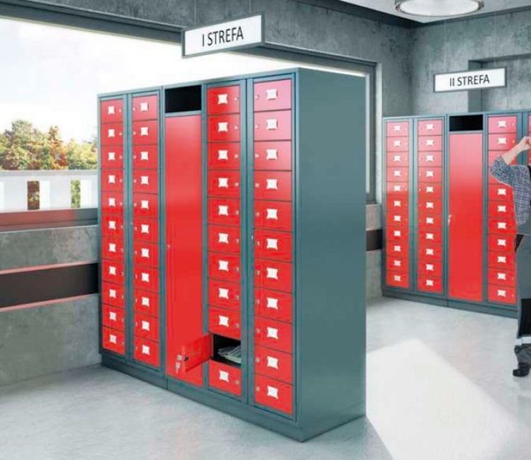 Casiers et consignes métalliques gris et rouges dans un vestiaire