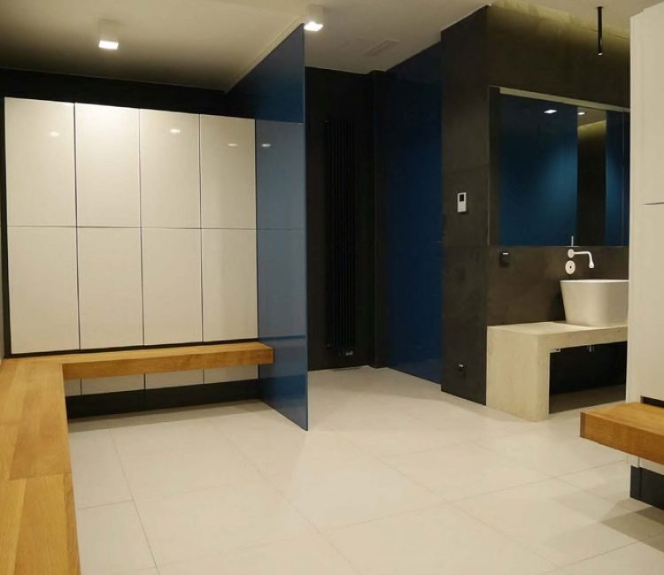 Casiers à portes stratifiées massives avec bancs dans un vestiaire