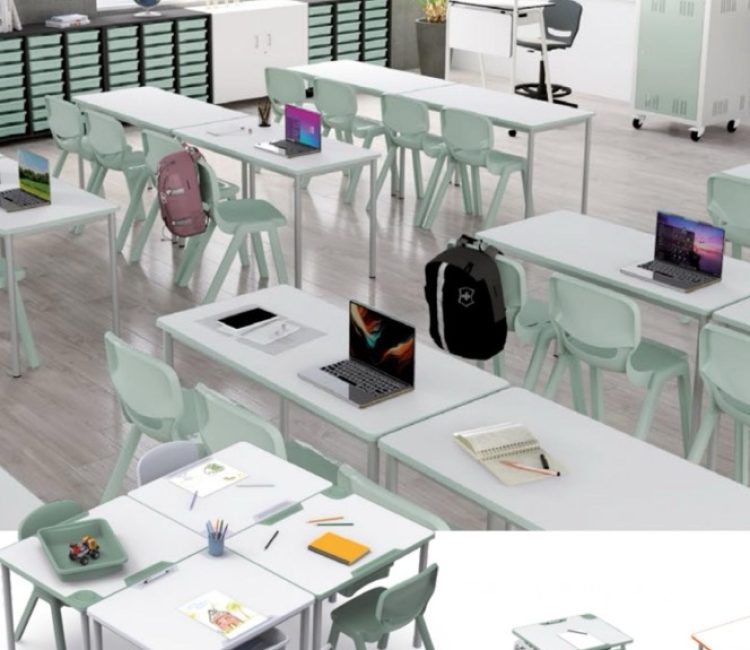 Espace d'apprentissage aménagé avec tables et chaises scolaires