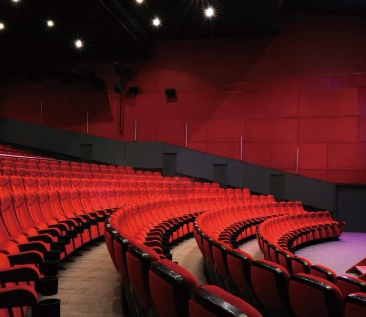 Rangées de sièges rouges dans un auditorium