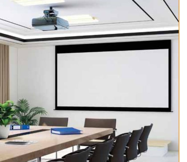 Salle de réunion avec écran de projection et solutions d'affichage